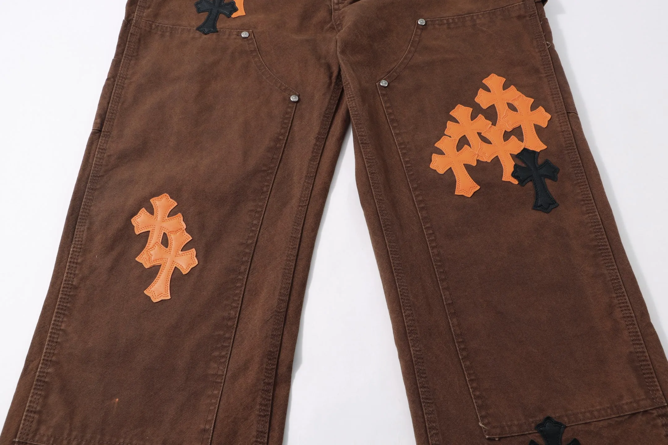 P290 Style No.: H93 Croxin & 𝐂𝐡𝐫𝐨𝐦𝐞 𝐇𝐞𝐚𝐫𝐭 Pingtai SS25 large colored leather denim logging pants. Styles with different washed textures are very friendly to people with thin legs. The slightly flared version perfectly modifies the leg shape. The timeless and moderate length makes it easy to match and match. It is the basis for various styles and is a must-have in your wardrobe! The fabric is stiff but also makes the upper body soft without losing texture. The washing process is even more perfect. It is a must-have item for everyone! ! !  Color: primary color Size: 28-30-32-34-36
